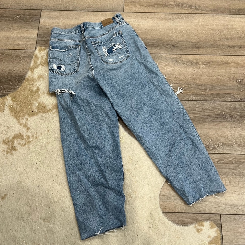 American Eagle distressed ripped relaxed mom jeans - Picture 5 of 7